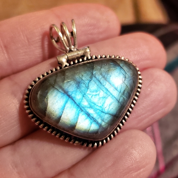 Jewelry - STUNNING flash sterling labradorite pendant